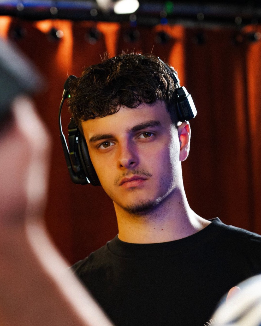 Léo Debarre en plateau, casque d'intercom sur les oreilles